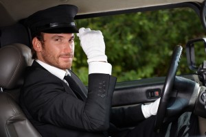 Chauffeur privé en costume et gants blancs