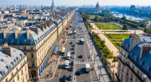 Vue aérienne de la rue de Rivoli à Paris avec des véhicules en circulation